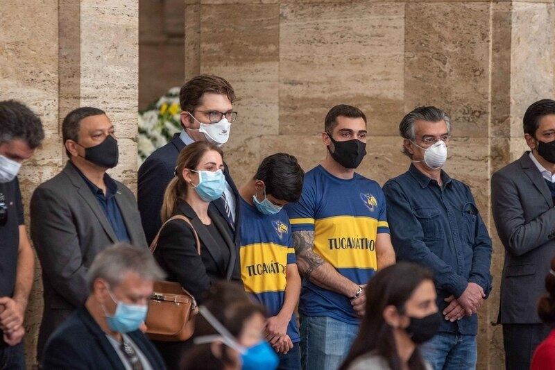 Tomás Covas (ao centro, de cabeça baixa), de 15 anos, durante velório de seu pai Bruno Covas, prefeito licenciado de São Paulo, no prédio da Prefeitura, na região central da capital, neste domingo, 16 de maio de 2021. Aos 41 anos, Covas morreu por complicações de um câncer nesta manhã, no Hospital Sírio-Libanês, em São Paulo. O tucano deixa o filho Tomás, de 15 anos. Ao fim do velório, o caixão será transportado em um caminhão do Corpo de Bombeiros, passando pela Avenida Paulista, com destino a Santos, onde o prefeito será sepultado.