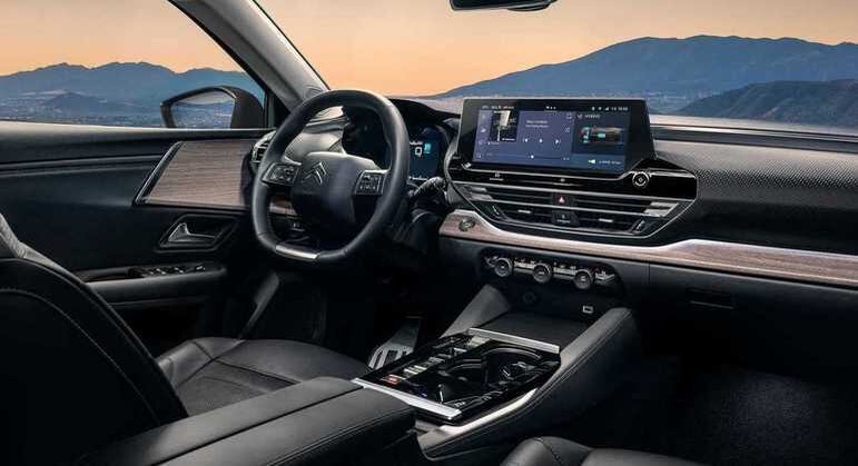 Carro tem central multimídia na horizontal com tela de 12 polegadas