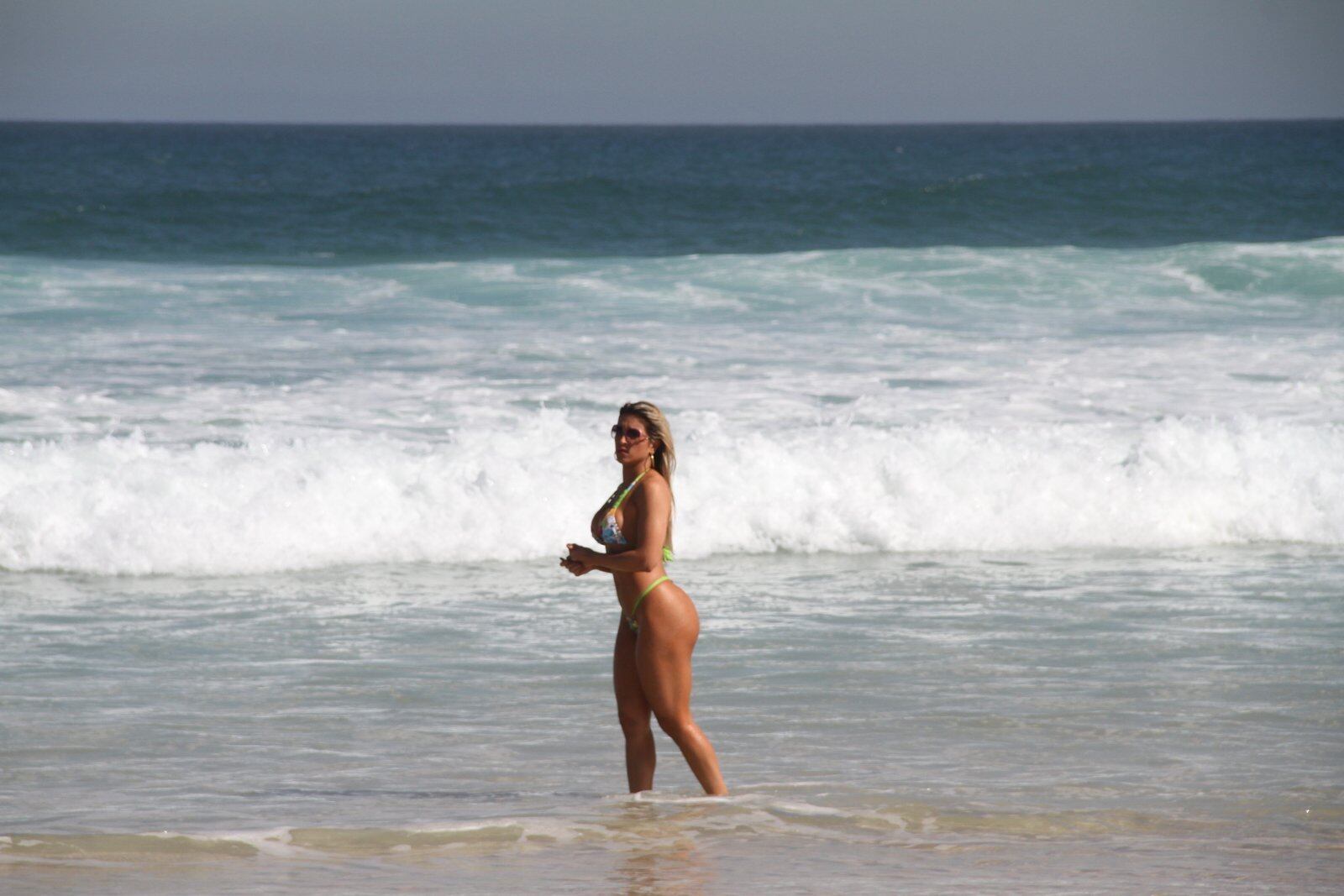 Dani Vieira foi à praia da Barra da Tijuca, no Rio de Janeiro