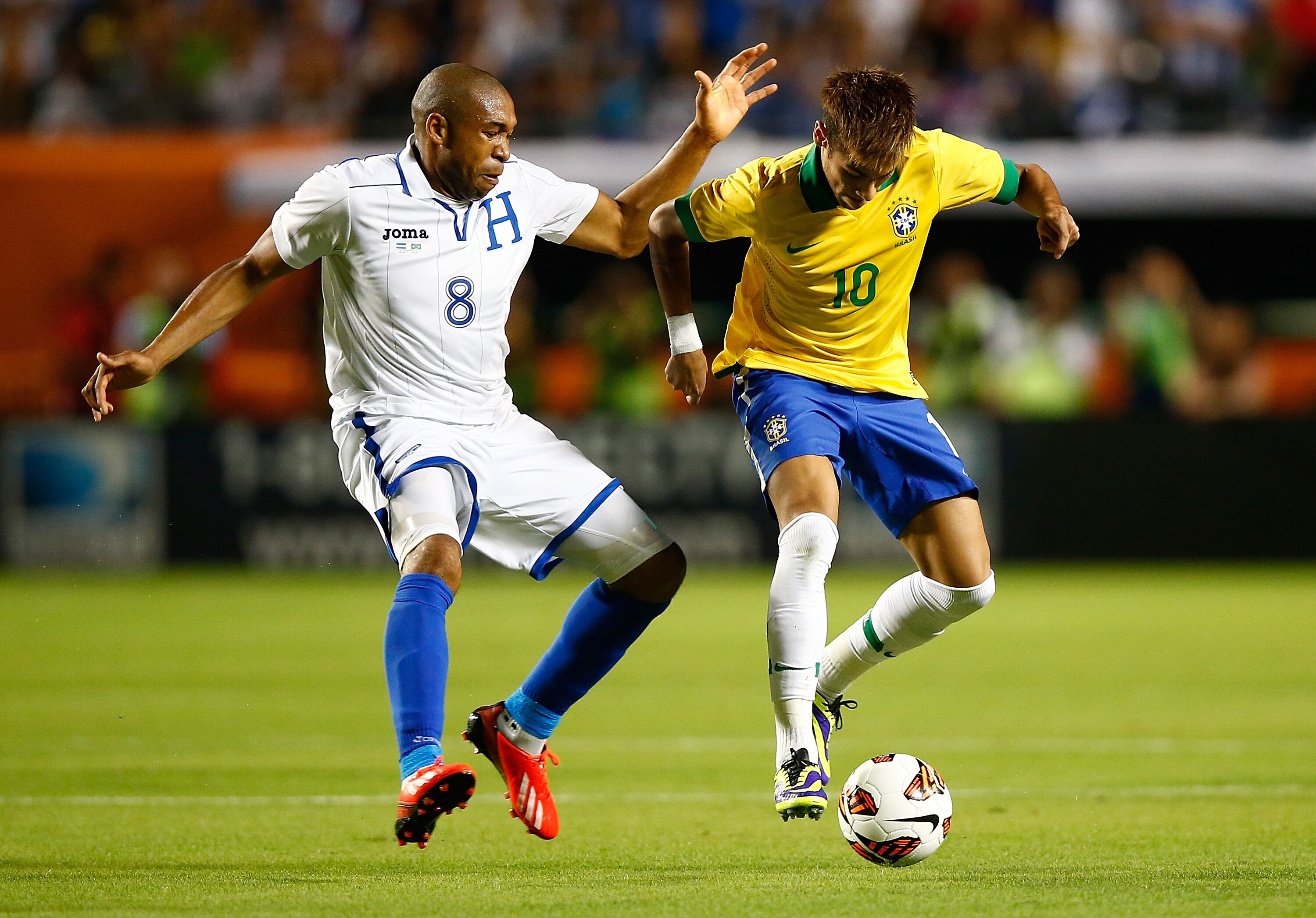 O penúltimo amistoso do ano, em Miami, nos Estados Unidos, esteve mais próximo de um UFC, com bem definiu Neymar. O craque foi caçado em campo, mas conseguiu ajudar a seleção brasileira a sair com a vitória por 5 a 0 contra Honduras. A partida também serviu para Felipão tirar algumas dúvidas em relação ao grupo que será convocado para a Copa 2014. O meia-atacante Willian e o atacante Robinho tiveram suas chances