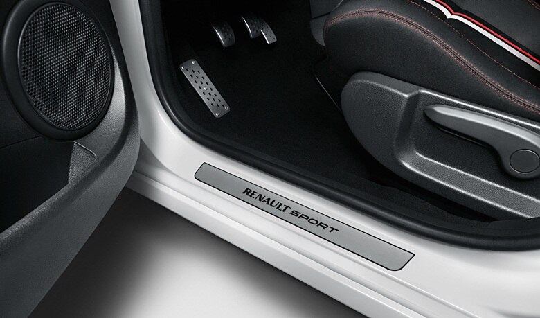 Soleiras decoram a base das portas dianteiras e reforçam a presença da preparadora com sua assinatura

LEIA TAMBÉM
Aceleramos: Renault Sandero RS é nervosinho e vai além do visual