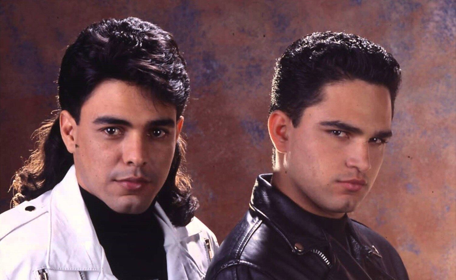 Aos poucos, tanto Zezé quanto Luciano foram modernizando o visual e se adaptando à época em que viviam. Além disso, o som da dupla ficou cada vez mais urbano, trazendo elementos do country, rock e pop americano