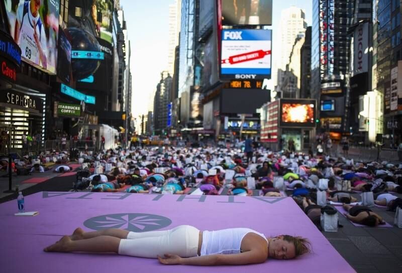 A Times Square é um dos pontos principais da cidade de Nova York, nos Estados Unidos, e ficou repleta de praticantes de yoga