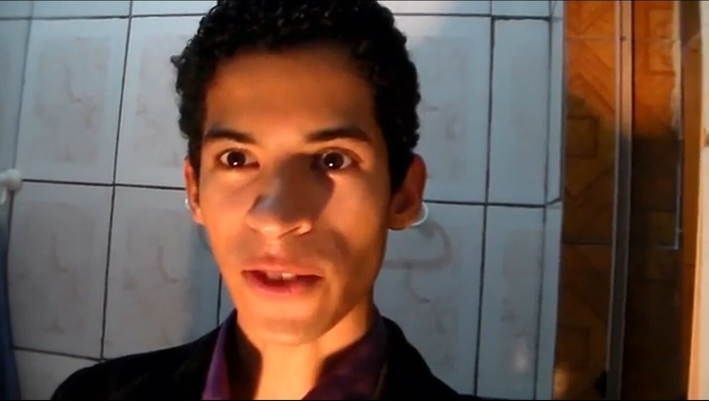 Lídio Magalhães pegou carona no sucesso de Anitta e gravou um clipe cantando Show dos Poderosos. A letra é praticamente a mesma, mudando apenas o gênero das palavras relacionadas à cantora. Prepare-se para sofrer de muita vergonha alheia