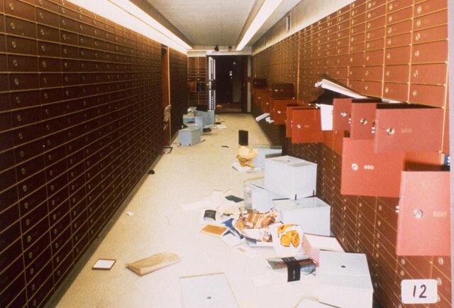 7. Roubo ao cofre de Knightsbridge (Londres/1987)
Organizado pelo criminoso italiano Valerio Viccei, que se envolveu em mais de 50 assaltos a bancos em toda a vida, esse roubo foi surpreendentemente simples. Eles saíram do local com R$ 251 milhões em dinheiro, jóias e outros bens