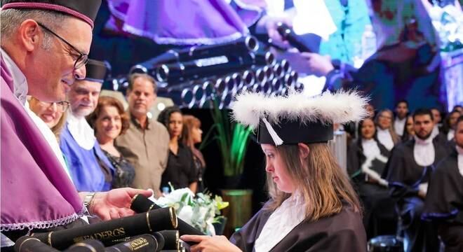 Priscila Chwal Uranga conquista diploma universitário