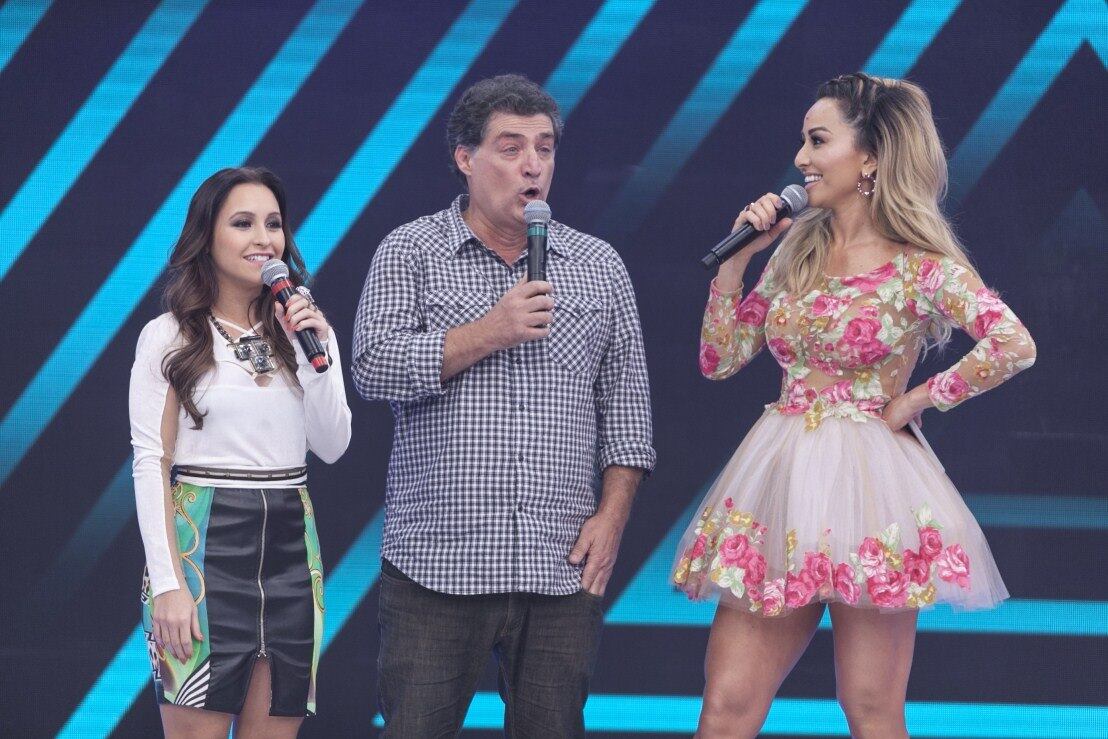 Prestes
a estrear na minissérie Plano Alto
(30 de setembro), os atores Carla Diaz e Giuseppe Oristânio se enfrentam no
divertido quadro Canta Pra Mim
+ Vìdeo: Sabrina Sato descobre detalhes sobre a vida amorosa dos cantores
+ Quer saber tudo sobre o Programa da Sabrina? Siga o perfil no Twitter
+ A atração da japa mais famosa do Brasil também está no Facebook. Curta!