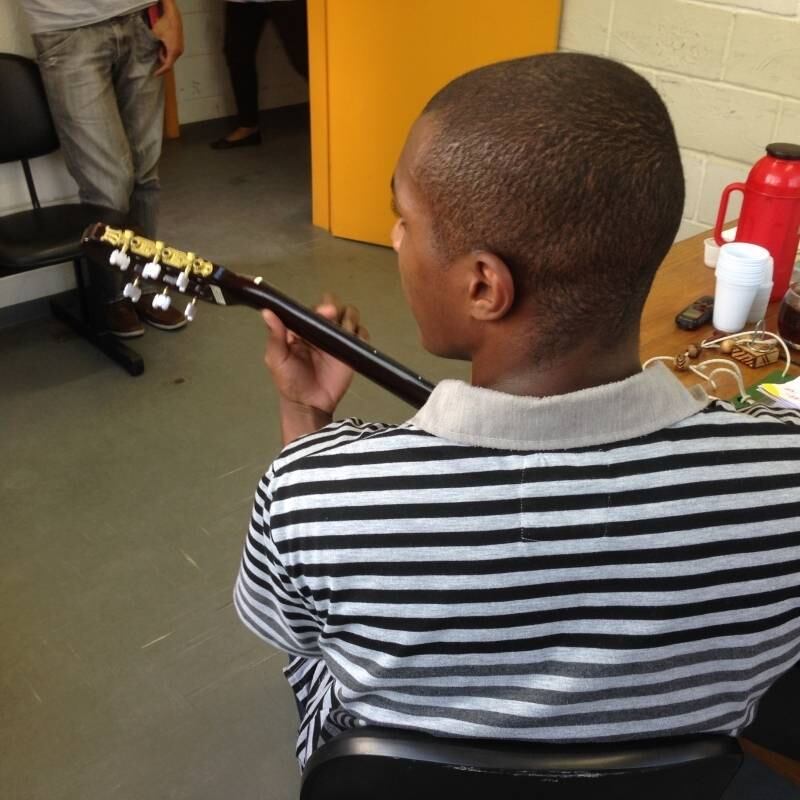 A canção preferida foi a escolhida para a “apresentação”. Com
a voz tímida, tocou a cantou os sugestivos versos: “Todos os dias quando acordo
não tenho mais o tempo que passou. Mas tenho muito tempo, temos todo o tempo do
mundo”