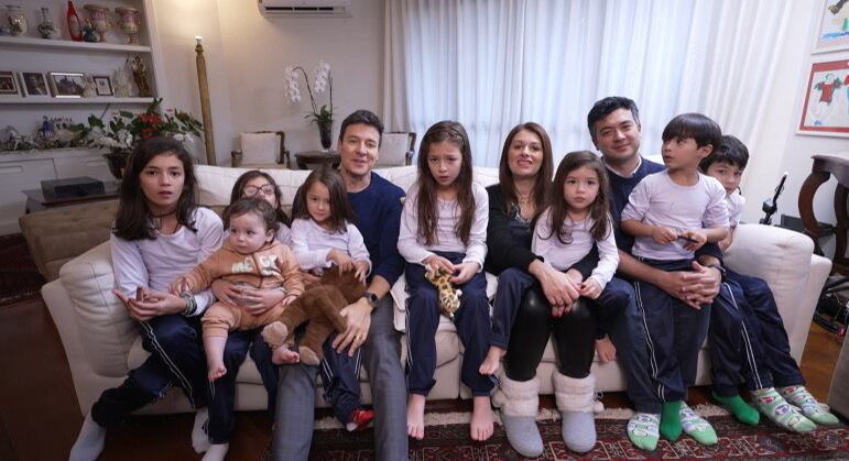 Rodrigo Faro passa um dia na casa da família para mostrar desafios e dificuldades enfrentados no dia a dia