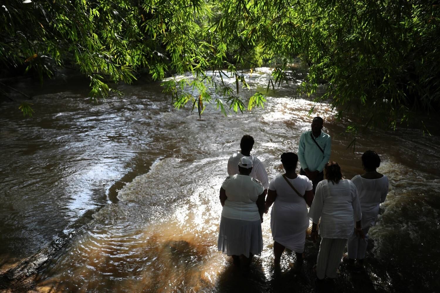 Perto do final da jornada em Gana, os cativos receberam um último banho ritual em um rio antes de serem vendidos. Hoje, o local de Assin Manso é um local sagrado de recordação. Nesta área de manguezais, uma imagem de escravos acorrentados pelos pés promete: "Nunca mais"
