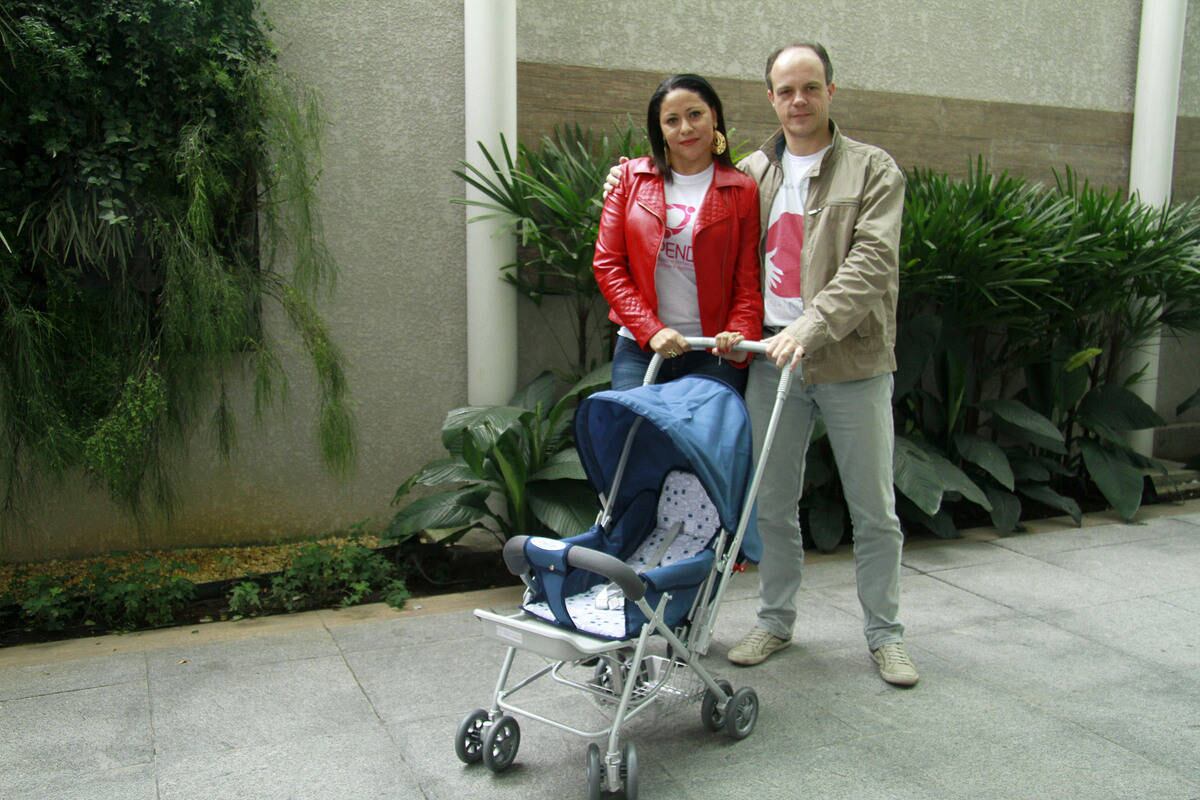 Também sem êxito, o casal Fabíola Rocha, 36 anos, e Ricardo de Lara, 40 anos, já gastou R$ 80 mil para ter um filho. Com diagnóstico de endometriose, Fabíola já passou por quatro cirurgias para tratar a doença e foi submetida a cinco fertilizações in vitro. Apesar de todos os obstáculos, eles garantem que não vão desistir.

— Como meu maior sonho é ser mãe, cortei tudo o que é supérfluo da minha vida, carro, viagens e férias, para conseguir pagar mais uma FIV (Fertilização in Vitro) até o final deste ano