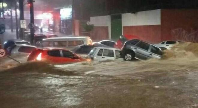 Motoristas foram surpreendidos por enxurrada na região do Barreiro