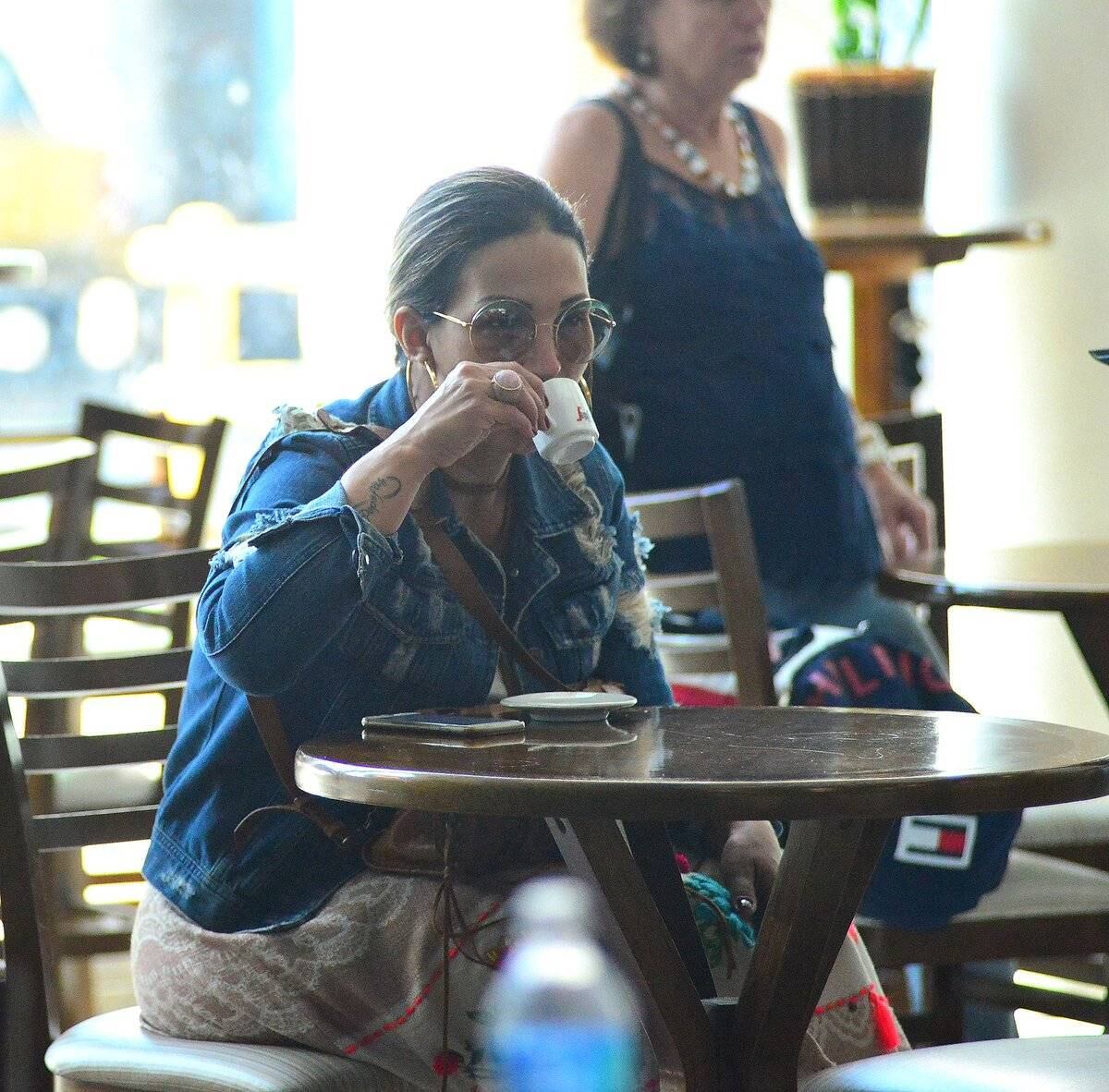 A cantora parou em uma lanchonete para tomar um cafezinho 