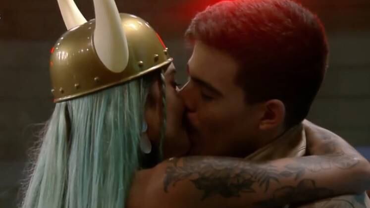 O que era para ser apenas uma brincadeira entre Tati Zaqui e Thomaz Costa acabou provocando uma verdadeira divisão na sede. Isso porque os peões pertencem a grupos rivais dentro de A Fazenda 14 e o amor proibido deles já causou muitas tretas entre os participantes. Relembre alguns momentos inesquecíveis desse romance clichê!