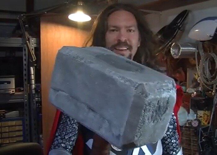 O
segredo do martelo de Thor foi revelado por Caleb Kraft, do site Hack a Day. Ele
simplesmente realizou um projeto para desenvolver algo semelhante ao Mjölnir. A
construção do martelo teve duas fases: na primeira, o design e a potência eram menores.
Já na segunda, o martelo ganha uma dimensão maior e uma tensão que chega a 80
mil volts
