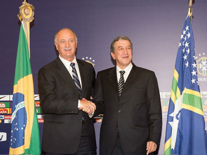 De desacreditada a favorita ao título da Copa do Mundo. Essa foi a seleção brasileira ao longo do ano. O técnico Luiz Felipe Scolari e o auxiliar Carlos Alberto Parreira assumiram o time canarinho sob enorme desconfiança da torcida. Depois de alguns tropeços, é verdade, a temporada ficará mesmo marcada pelo título da Copa das Confederações. Como disse Felipão, o presente de Natal veio mais cedo e deu a ele base e padrão tático para buscar o hexacampeonato.

A seleção brasileira terminou o ano com 19 jogos disputados: foram 13 vitórias, quatro empates e duas derrotas. Mas maior que o expressivo aproveitamento, foi a confiança adquirida e a boa impressão do grupo formado

