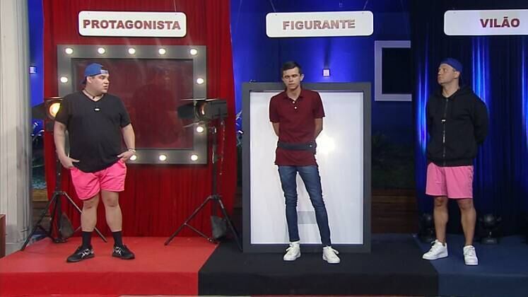 Ao definir sua formação como "a trama dos três patetas",
Suita optou por Erick como protagonista, Tiago Dionisio como figurante e Servo
como vilão. Para ele, o cantor influencia os demais participantes