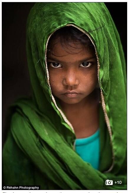Uma das fotos vem com a legenda "às vezes, os olhos podem expressar mais do que palavras. Você pode ler nos olhos dela?"