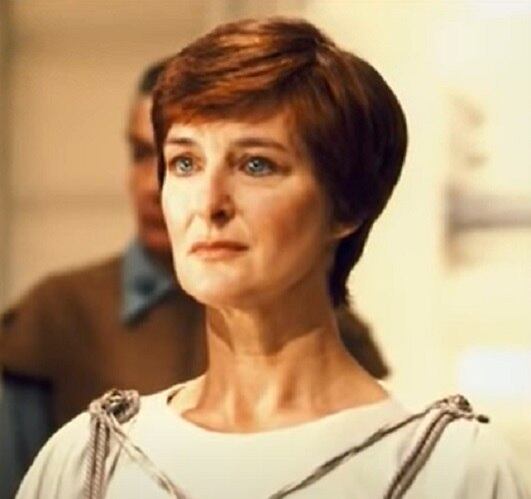 Nome do personagem: Mon Mothma - Filme: Uma Nova Esperança (1977) - Política e figura importante na construção da Aliança Rebelde na batalha contra o Império.