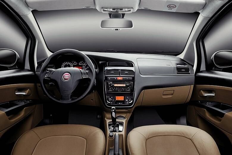 Nesta imagem do interior do Linea atual é possível ver as diferenças, que prometem ser grandes. Contudo, é bom lembrar que a atualização feita no hatch modificou razoavelmente a carroceria, o que não acontecerá com o sedã
Saiba tudo sobre carros! Acesse R7.com/carros