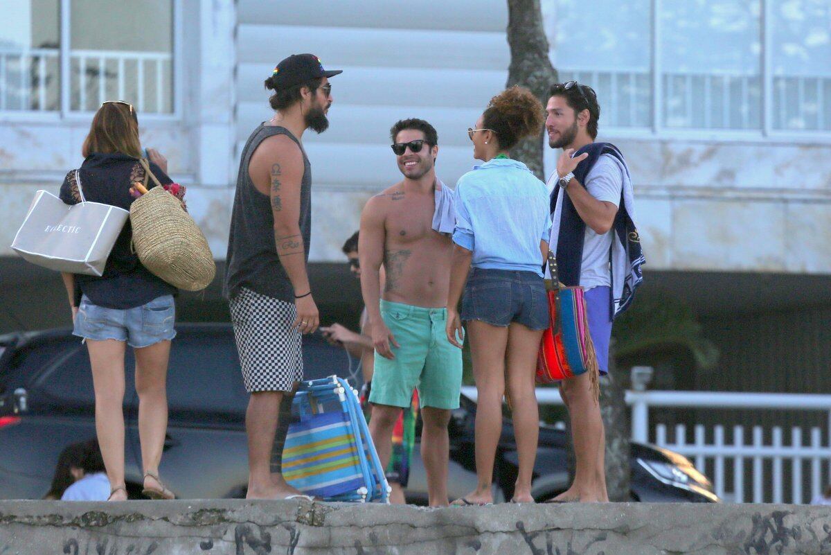 Sheron Menezes exibe corpão em dia de praia com os amigos no Rio de Janeiro