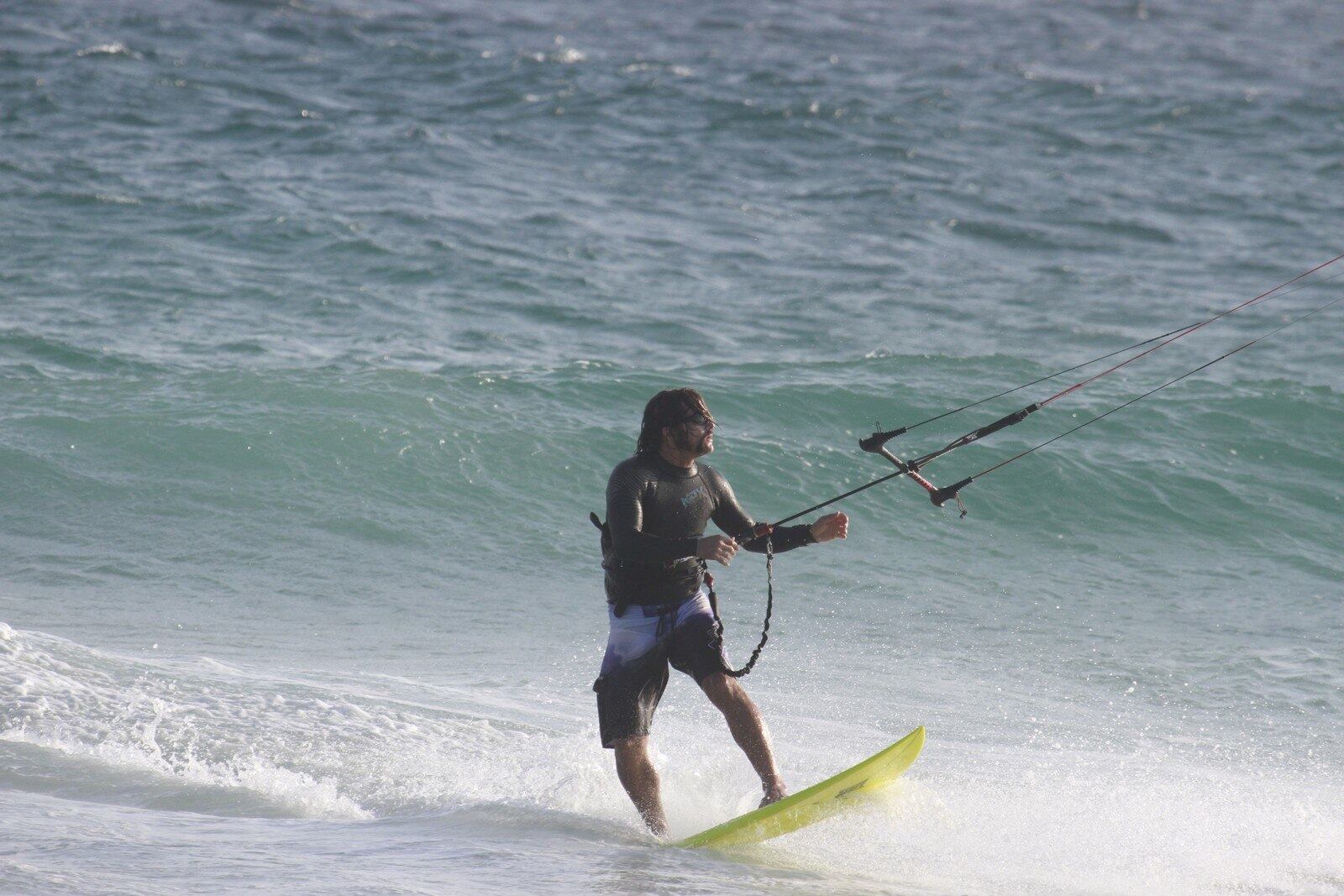 Cláudio Heinrich aproveitou uma folga das gravações de Pecado Mortal para praticar kitesurf