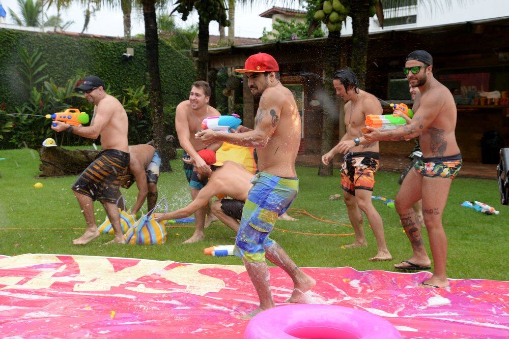 Não faltou nem guerra com armas de água! Quem não queria estar entre está turma de amigos, hein?