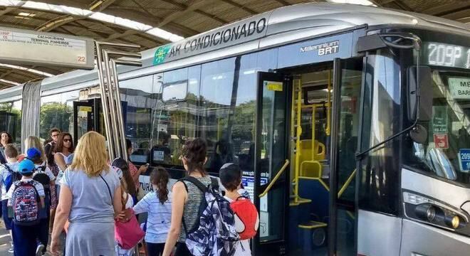 Contratos de ônibus em São Paulo são alvos de investigação do MP
