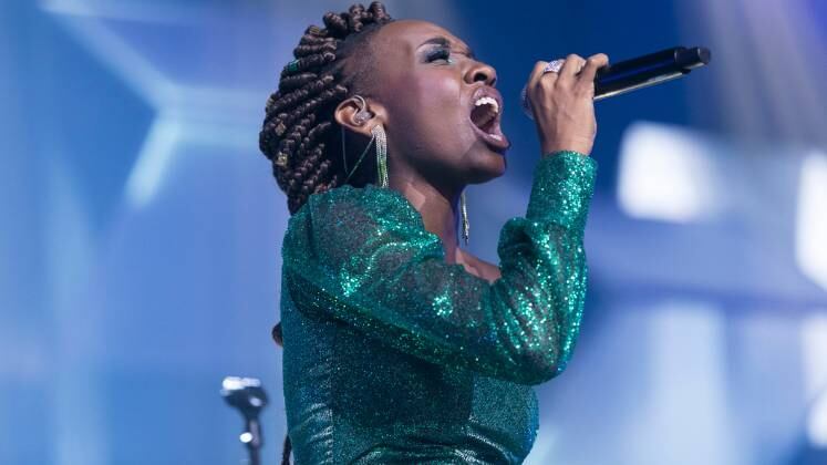 A cantora Lariene Prata, de 28 anos, escolheu Hero, de Mariah Carey, emocionou os 100 jurados e foi direto para o primeiro lugar do Top 3 da grande final
