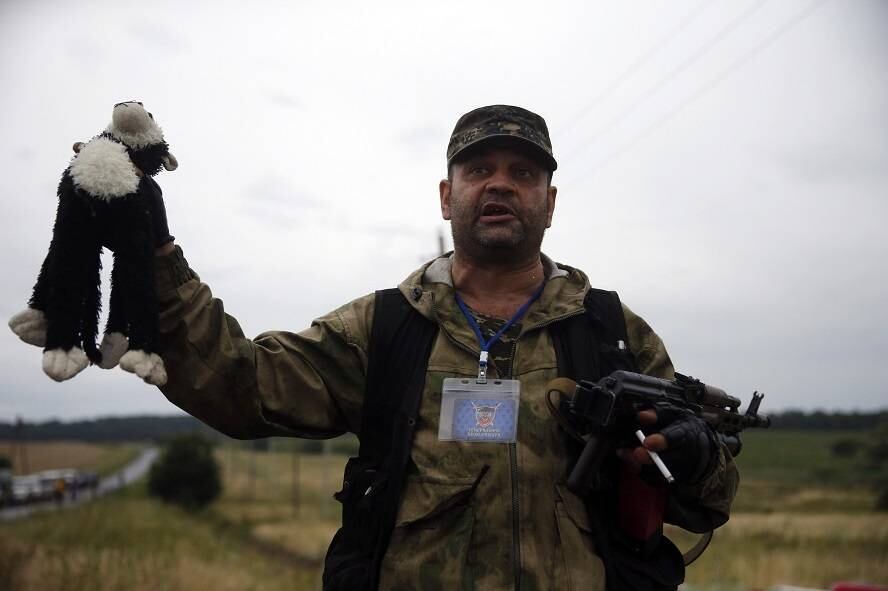 A Malaysia Airlines corrigiu, em um comunicado oficial, o número de vítimas para 298. 

Ao todo, foram 283 passageiros, 15 tripulantes e mais três crianças. Duas eram da Malásia e uma da Indonésia 