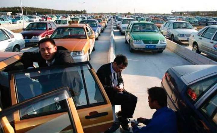 Esse aí resolveu lustrar o sapato para passar o tempo — fica a dica para os trabalhadores da estrada

Quer saber tudo sobre Carros? Acesse r7.com/carros!