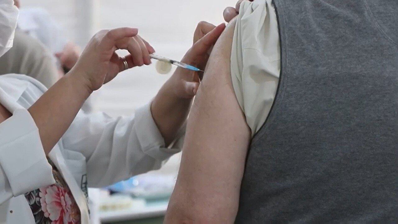 Idosos com mais de 60 anos e profissionais da saúde maiores de idade podem receber o reforço
