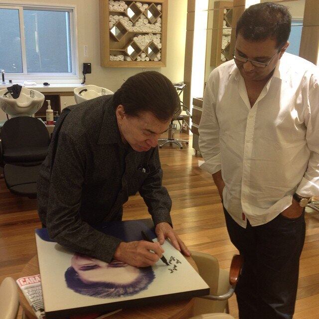 O dono do baú aparece abraçado ao filho
de Geraldo Luís e autografando um quadro do apresentador da Record