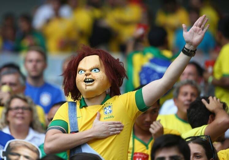 

6º: Pressão da torcida


A pressão de conquistar o hexa jogando em casa foi outro
problema que ficou nítido no confronto entre Brasil e Alemanha. Depois do
segundo gol, esse problema ficou ainda mais notório. Jogadores abalados sabendo
que estavam perdendo a Copa em casa e passando vergonha

