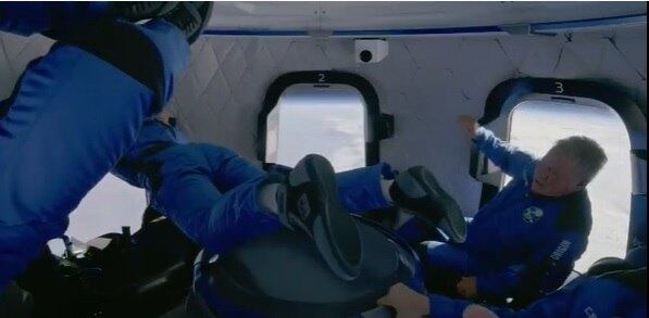 Passageiros da Blue Origin brincam com microgravidade durante voo
VEJA MAIS