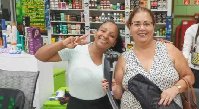 Márcia Vieira e uma cliente em seu quiosque, em Rio Claro (SP)