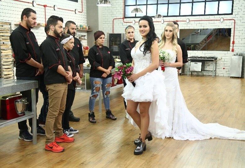 Com o tema casamento,
os dez participantes que permanecem no reality show vão ter que, em único bolo,
agradar a duas noivas com estilos completamente diferentes