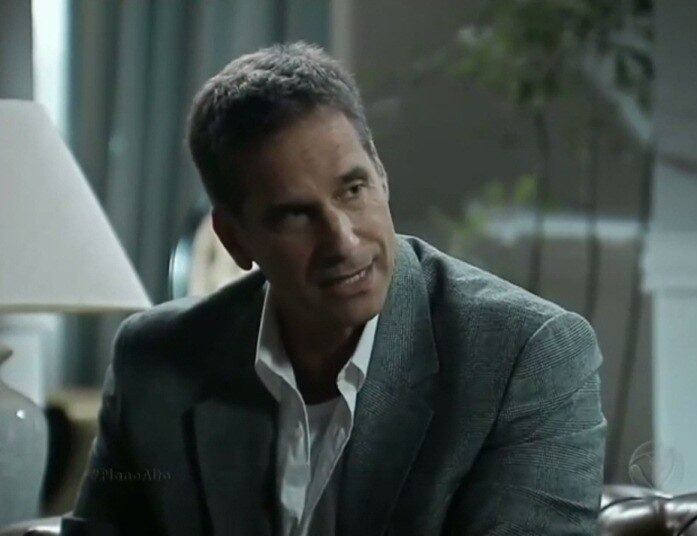 O secretário de Segurança
e Jorge vão até a casa de Guido e dizem que um ex-motorista de Papudo foi encontrado
morto e acreditam ser queima de arquivo

+ Paula vai para cama com Guido Flores
