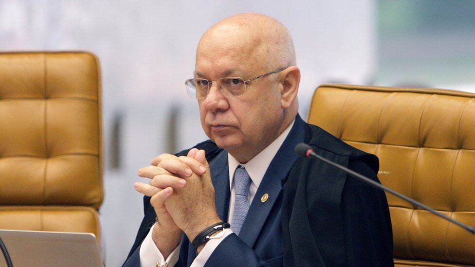 O ministro do STF (Supremo Tribunal Federal) Teori Zavascki,
relator do processo da Operação Lava Jato na Corte, morreu a bordo do avião que
caiu no início da tarde da última quinta-feira (19) em Paraty, no litoral sul
do Rio de Janeiro. Políticos e autoridades lamentaram a tragédia e pediram uma
investigação minuciosa do acidente