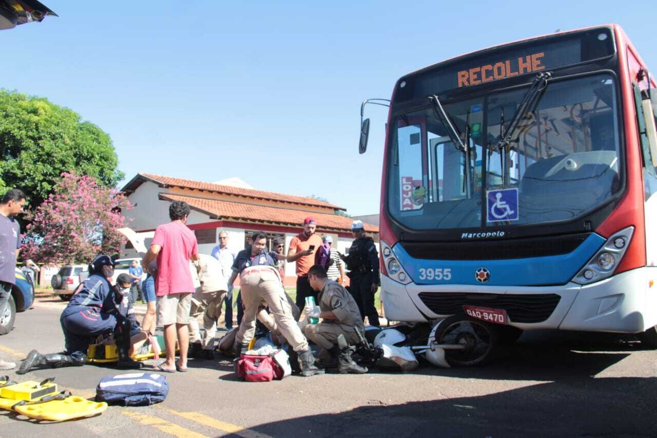 Casal acabou batendo em um ónibus (Foto Luciano Muta)