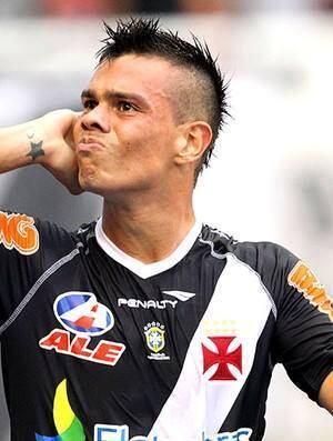 O atacante Bernardo foi torturado em 2013, após ser acusado de ter se relacionado com a amante de um traficante no Complexo da Maré. Ele foi salvo pelo volante Charles, então no Palmeiras, que, segundo o delegado, tinha bom relacionamento com o chefe do tráfico