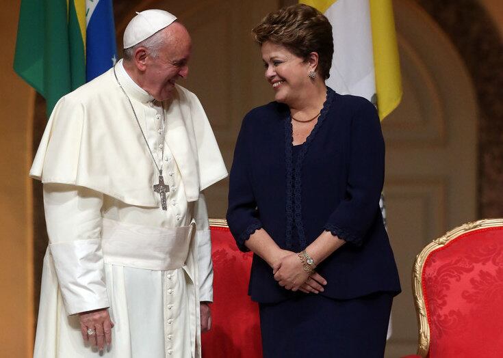 Após o passeio de papamóvel, o líder religioso foi de helicóptero até o Palácio Guanabara, sede do governo estadual do Rio. Dilma Rousseff e papa Francisco demonstraram entrosamento. Ambos fizeram pequenos discursos diante de autoridades. A presidenta do Brasil afirmou: "Lutamos contra um inimigo comum: a desigualdade, em todas as suas formas"