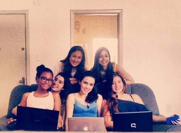 O aplicativo foi desenvolvido por Camila Ziron, Estela Machado, Hadassa Mussi, Larissa Rodrigues e Letícia Santos, que moram em Santos. Além da criação da ferramenta, as criadoras, que estão no ensino médio, se colocam à disposição online para ajudar meninas, que precisam de apoio psicológico e moral em casos