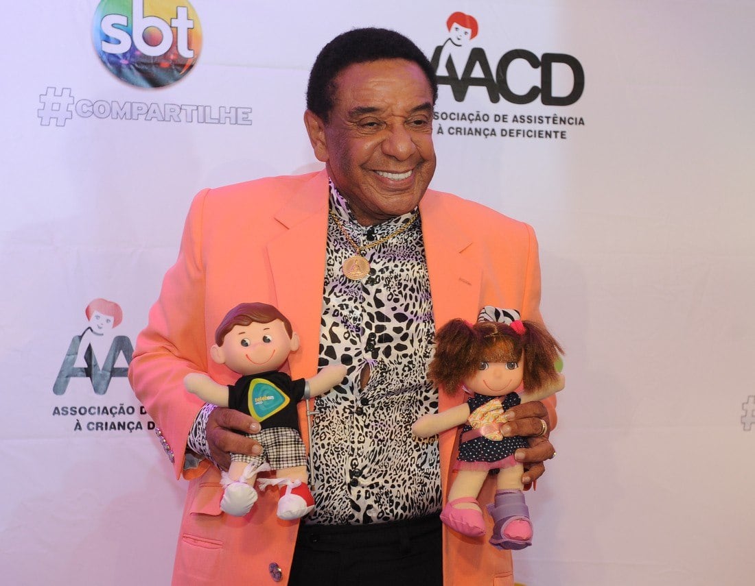 Agnaldo Timóteo posou com os bonequinhos do Teleton