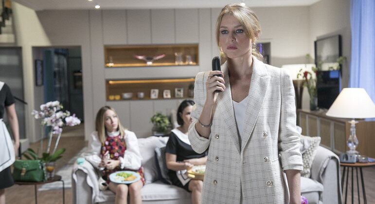 Heloísa recebe a notícia da morte do pai em Todas as Garotas em Mim