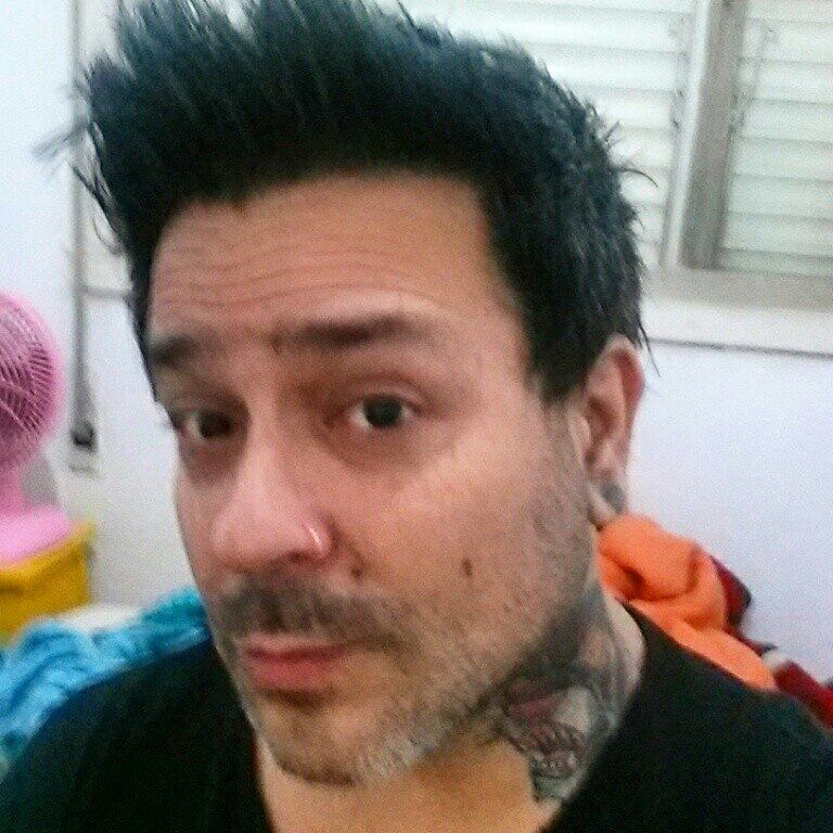 R7 — Você confia nas chances do Edu vencer ou acredita que ele mesmo desencana das regras do jogo antes do fim?
Solange De-Ré — Ele é divertido e se não perder a paciência acho que chega até o fim sim. Ele fica na linha do Supla, que começou chocando, mas acabou ganhando a simpatia do público na Casa dos Artistas
O que é pior: não ter água ou ficar sem gás? Relembre as punições de A Fazenda 8