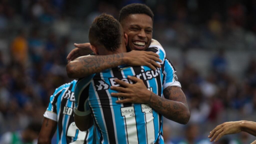 RECUPERADO - Após ficar um mês longe dos gramados, o último sábado foi especial para o atacante André. O jogador entrou em campo para ajudar o Grêmio diante do Bahia e na base da pressão, viu o Tricolor sair de campo com o resultado de igualdade.
(Foto: Fernando Michel / Lancepress)