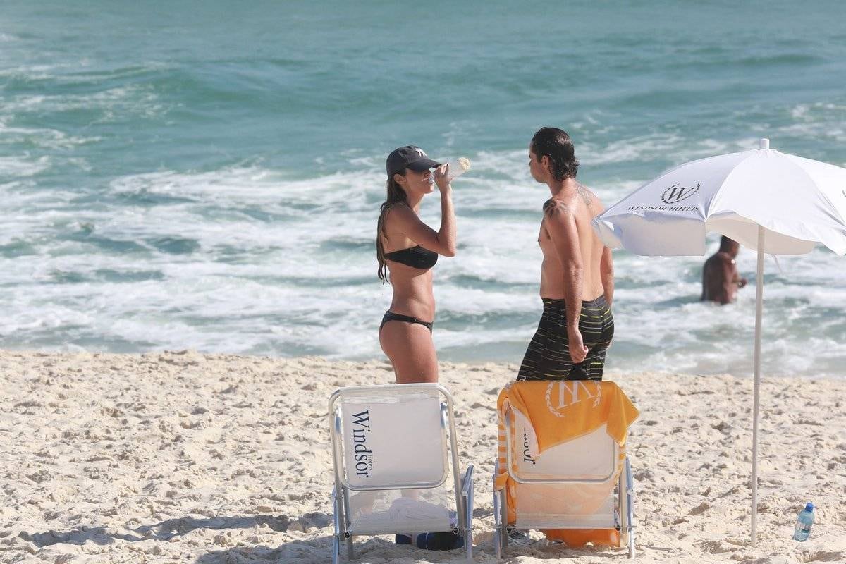 Rafa Brites e Felipe Andreoli curtem dia de sol em praia do Rio de Janeiro