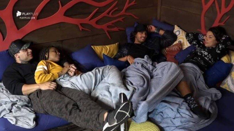 No entanto, um possível relacionamento é incerto. O flerte existe e o carinho também. Mas em três semanas, a aproximação evoluiu muito pouco. Além disso, Catia Paganote também demonstra interesse no fortão e chegou a beijá-lo