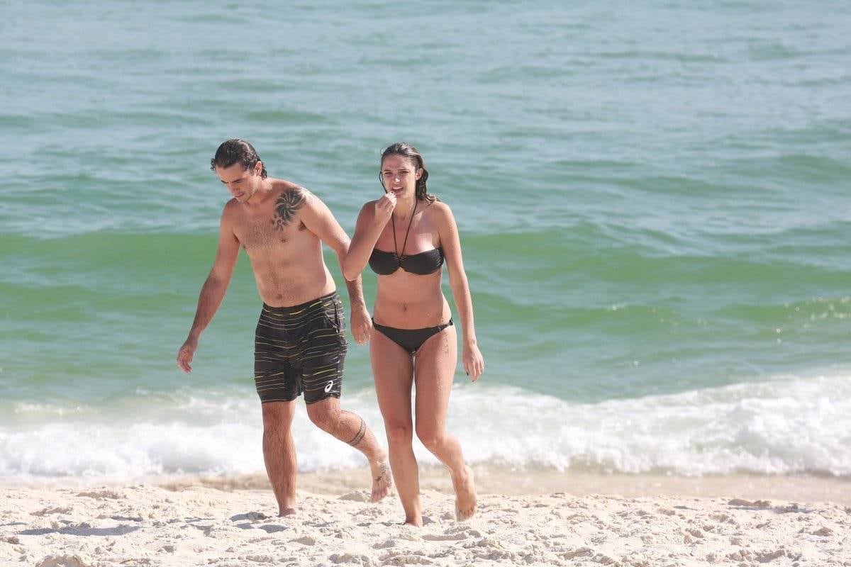 Rafa Brites e Felipe Andreoli curtem dia de sol em praia do Rio de Janeiro